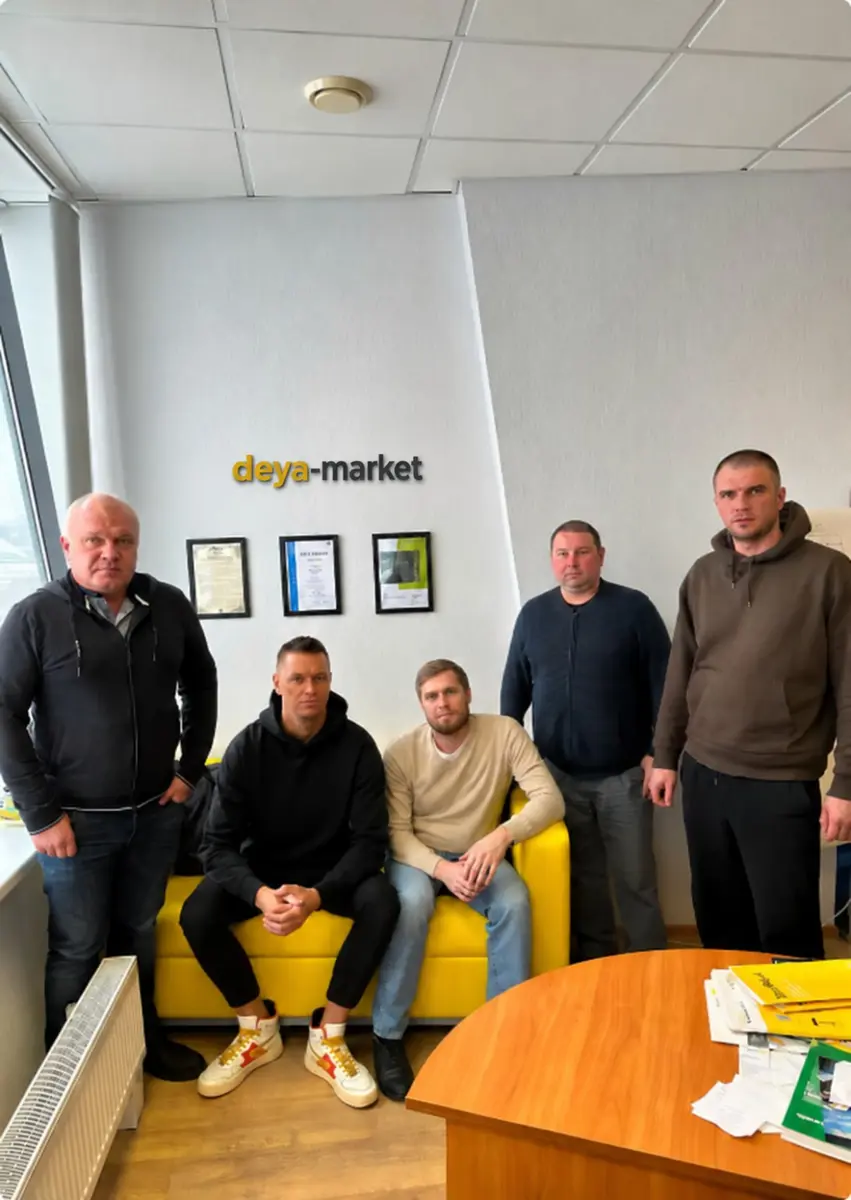 Ілюстрація офісу з п’ятьма людьми та настінним логотипом deya-market