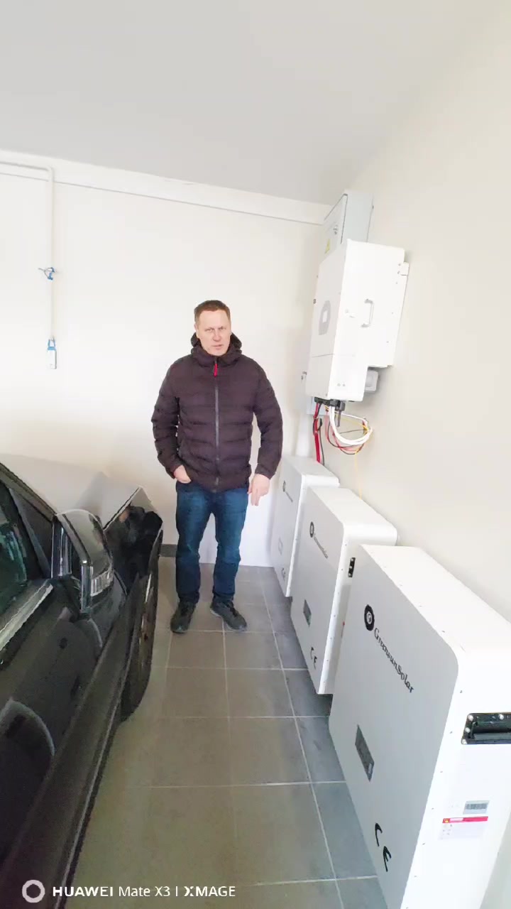 Інвертор Deye та три настінні акумулятори Greensun Solar у гаражі.